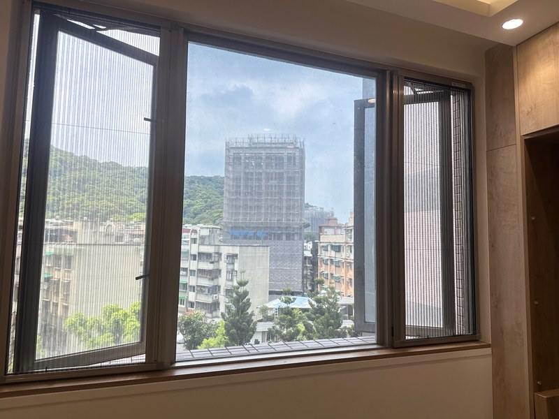 【信義區】高樓層陽台折疊紗窗安裝案例