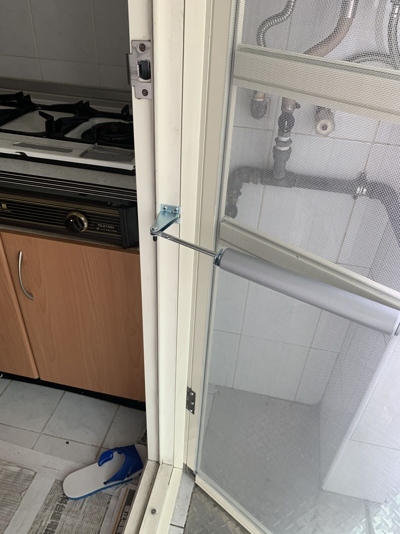 安裝紗門氣壓緩衝系統,靜音關門,適合松山區老舊公寓住宅