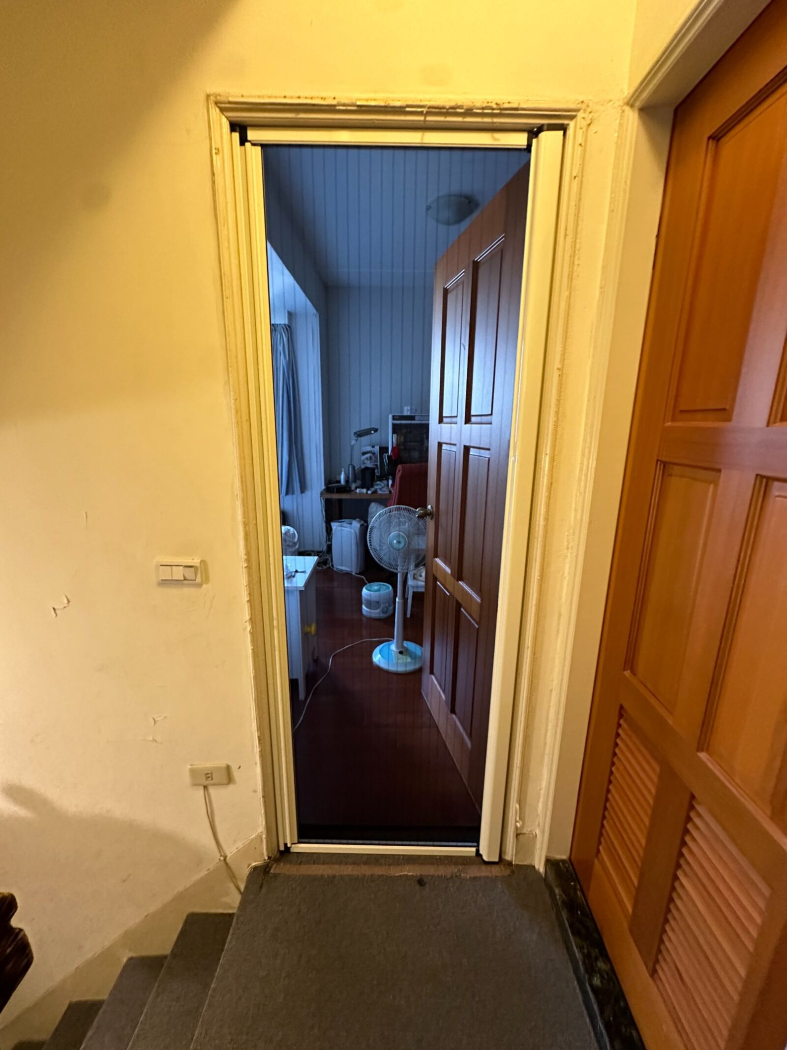 中正區老公寓玄關安裝定位捲軸紗門，不佔空間且耐用